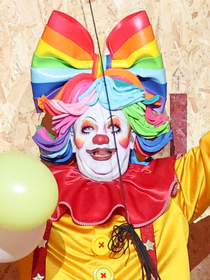 Mask Singer : on a démasqué le Clown sans maquillage, c'est un acteur très connu de la télévision française