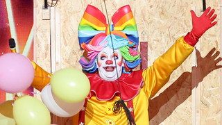 Mask Singer : on a démasqué le Clown sans maquillage, c'est un acteur très connu de la télévision française