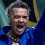 Coupe du Monde : Robbie Williams pris en flagrant délit de consommation illicite en direct ? Sa mise au point