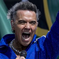 Coupe du Monde : Robbie Williams pris en flagrant délit de consommation illicite en direct ? Sa mise au point