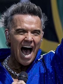 Coupe du Monde : Robbie Williams pris en flagrant délit de consommation illicite en direct ? Sa mise au point