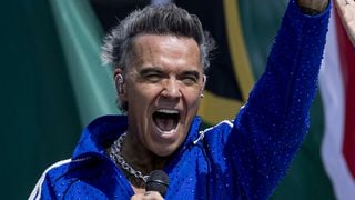 Coupe du Monde : Robbie Williams pris en flagrant délit de consommation illicite en direct ? Sa mise au point