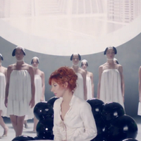 Mylène Farmer : n°1 avec "Lonely Lisa"