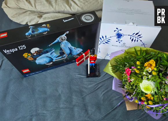 Un employé de chez LEGO montre les cadeaux reçus pour fêter son anniversaire dans l'entreprise