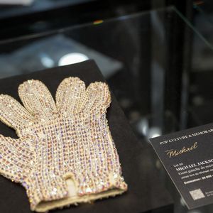 Le gant de Michael Jackson s'est vendu plus de 113 000 euros