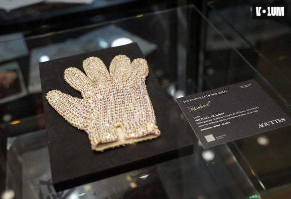 Le gant de Michael Jackson s'est vendu plus de 113 000 euros