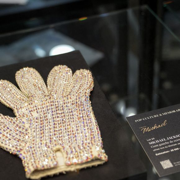 Le gant de Michael Jackson s'est vendu plus de 113 000 euros