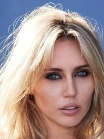 "C'est la même mélodie" : Miley Cyrus a-t-elle vraiment plagié une chanson d'Amanda Lear sur son nouvel album ?