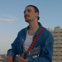 Pierre Garnier chante son single en acoustique