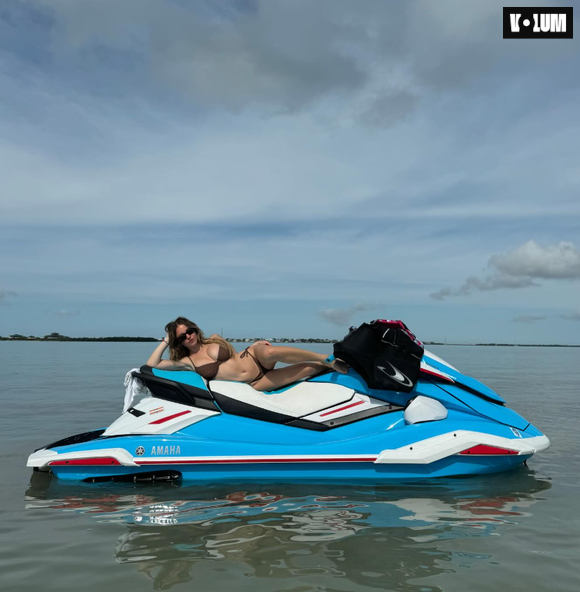 Sydney Sweeney en bikini sur un jet-ski