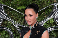 Après Zendaya, Kim Kardashian est la nouvelle cliente du styliste Law Roach, avec un clin d’œil à Céline Dion.