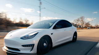 Il active le pilote automatique de sa Tesla et fait une sieste de 40 kilomètres, sans savoir que la police le suit : il fait désormais face à des poursuites judiciaires