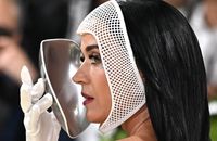 Katy Perry étonne avec son look au MET Gala 2026.