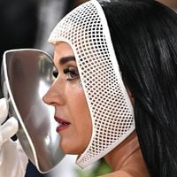 Katy Perry au MET Gala avec un gant à six doigts : l'explication géniale de sa tenue