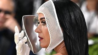 Katy Perry au MET Gala avec un gant à six doigts : l'explication géniale de sa tenue