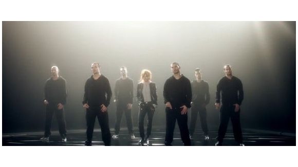 Mylène Farmer prend "Du temps" dans son clip