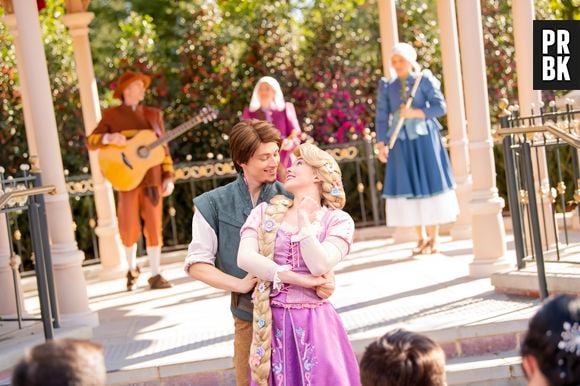 Raiponce et Flynn mettent l'ambiance dans le jardin Gazebo à Disney Adventure World