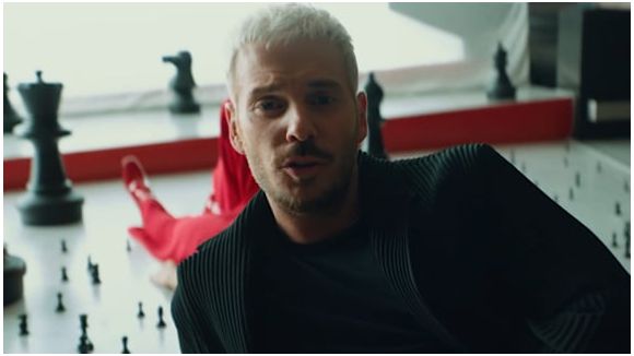 M. Pokora : partie d'échecs dans "Déjà volé"