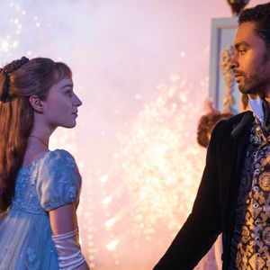 Phoebe Dynevor (Daphne) et Régé-Jean Page (Simon) dans La chronique des Bridgerton
