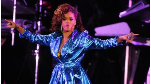 Rihanna, malade, interrompt encore un concert