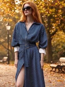 Nouveauté chez Zara : la robe idéale à porter en septembre est un classique avec des manches trois-quarts, et peut être associée à des bottines lorsque le froid arrive