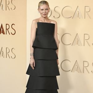 Kirsten Dunst  pose pour les caméras sur le tapis rouge de la 98ème cérémonie des Oscars au Dolby Theatre à Hollywood