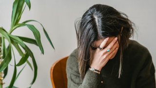 Malheureux de la vingtaine à la retraite : comment la génération Z a dangereusement modifié la courbe du bonheur