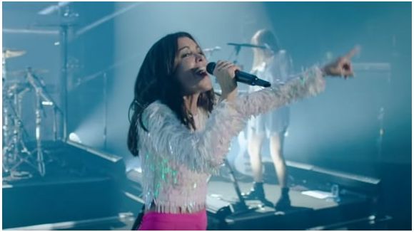 Jenifer s'éclate en live dans son nouveau clip