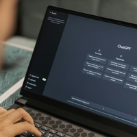 Gagner de l'argent avec ChatGPT, c'est possible : une femme a remboursé 11 000 dollars grâce à l'IA