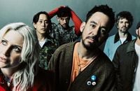 Linkin Park chante "The Emptiness Machine" en live.