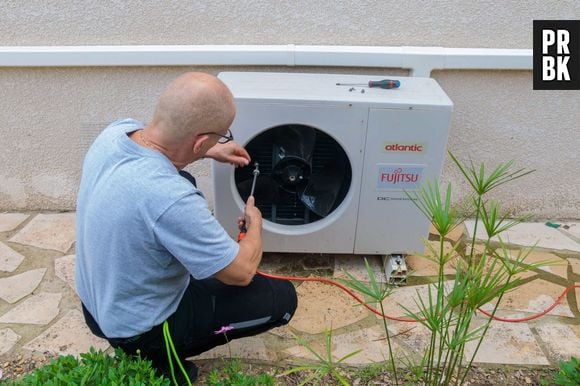 Entretien d'un climatiseur reversible dans une maison - Photo by Lallemand JM/Belpress/ANDBZ/ABACAPRESS.COM - Architecture; chaud; chauffage; chauffage electrique; climatisation reversible; climatiseur; Economie; entretien; estival; Ete; Etes; froid; Habitat; Hiver; Hivers; Homme; Hommes; Immobilier; Maison; Maisons; Masculin; Metier; Metiers; People; reparation; Saison; Saisons; technicien; Travail; Vie quotidienne