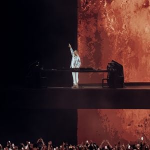 David Guetta enflamme les 80 000 spectateurs parisiens avec ses tubes.