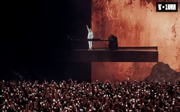 David Guetta enflamme les 80 000 spectateurs parisiens avec ses tubes.
