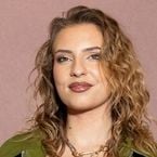 Léa en studio avec le producteur de Vitaa