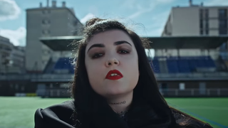 Hoshi dégaine son nouveau clip "Bonjour docteur"