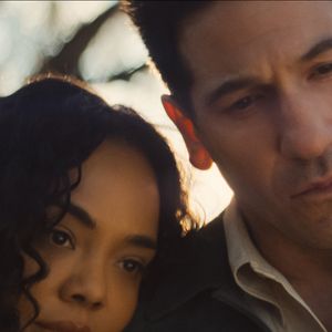 Tessa Thompson dans le rôle d'Anna et Jon Bernthal dans celui du détective Jack Harper dans His & Hers