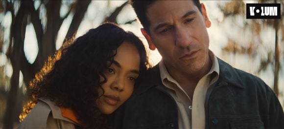 Tessa Thompson dans le rôle d'Anna et Jon Bernthal dans celui du détective Jack Harper dans His & Hers