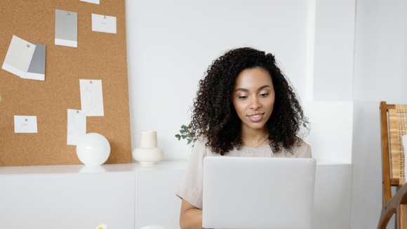Environ 50 % de la génération Z ne souhaite pas travailler en présentiel car elle ne pourra pas regarder sa série préférée à la maison