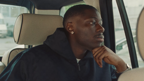 Tiakola vient de sortir son nouveau single Savage, annonçant son prochain album.