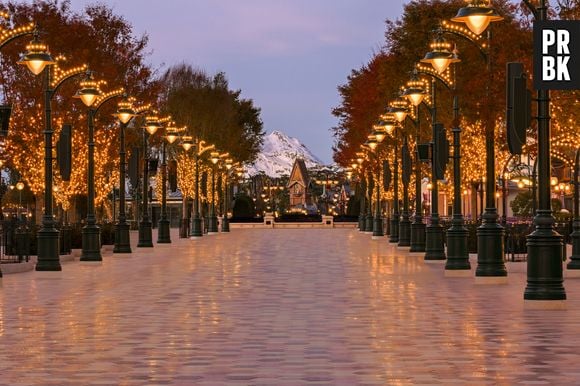 Adventure Way à Disneyland Paris : la promenade d'accueil à Disney Adventure World qui mène vers World of Frozen, le monde de La Reine des Neiges