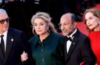 Theodora et Oklou reprennent "Get Back" des Beatles à Cannes.