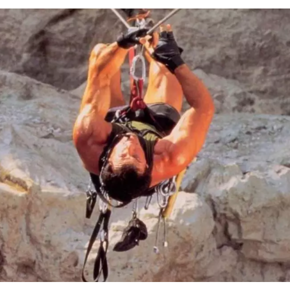 Sylvester Stallone dans Cliffhanger, un film qui figure dans le Guinness Book pour une cascade