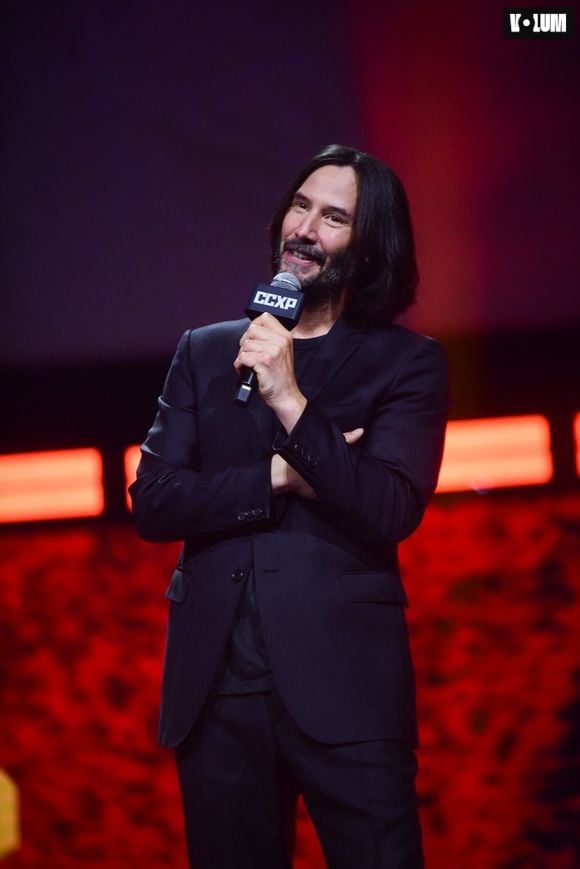 Keanu Reeves s'incline, la face contre le sol, pour remercier ses fans lors du Comic Con à Sao Paulo (CCXP), le 3 décembre 2022. 
