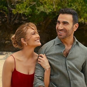 Jennifer Lopez juge ses baisers avec Brett Goldstein dans Office Romance