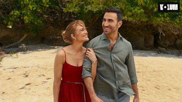 Jennifer Lopez juge ses baisers avec Brett Goldstein dans Office Romance