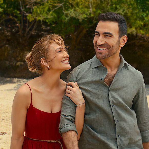Jennifer Lopez juge ses baisers avec Brett Goldstein dans Office Romance