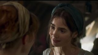 Si vous aimez Emily in Paris, vous devez (re)découvrir cette série avec Lily Collins et d'autres stars de Netflix au casting !