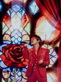 "À côté de David Guetta, ça pique fort" : Bruno Mars déçoit le public du Stade de France, ce détail qui ne passe pas