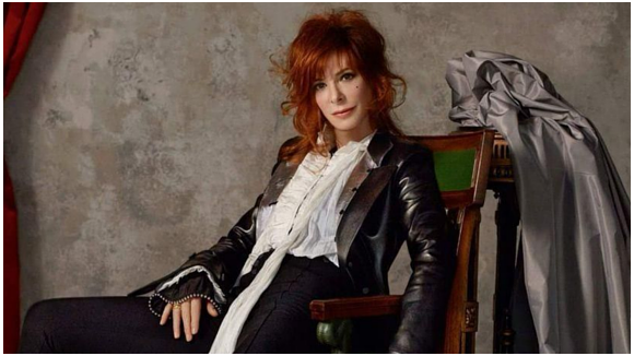 Mylène Farmer raconte ses "Histoires de fesses"