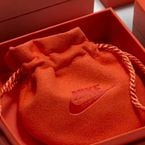 2 boucles d'oreilles et 2 colliers : pour Noël, Nike innove avec ses propres bijoux